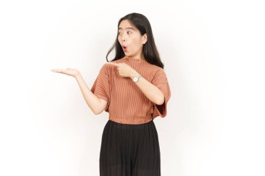 Beyaz arka planda tecrit edilmiş güzel Asyalı Kadın Açık Avuç 'ta Ürünleri Gösterme ve Sunma