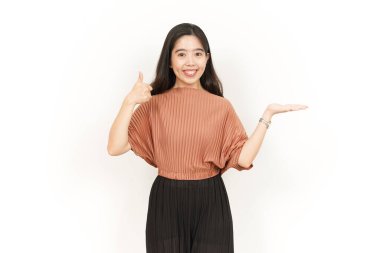 Beyaz arka planda tecrit edilmiş güzel Asyalı Kadın Açık Avuç 'ta Ürünleri Gösterme ve Sunma