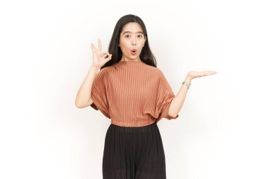 Beyaz arka planda tecrit edilmiş güzel Asyalı Kadın Açık Avuç 'ta Ürünleri Gösterme ve Sunma