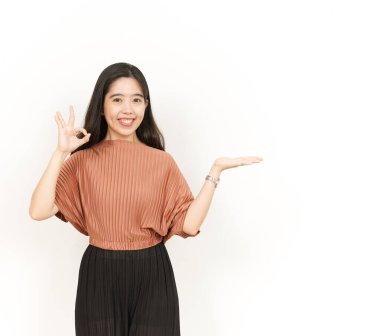 Beyaz arka planda tecrit edilmiş güzel Asyalı Kadın Açık Avuç 'ta Ürünleri Gösterme ve Sunma