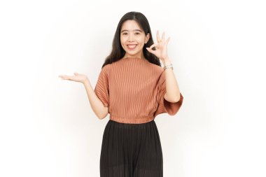 Beyaz arka planda tecrit edilmiş güzel Asyalı Kadın Açık Avuç 'ta Ürünleri Gösterme ve Sunma