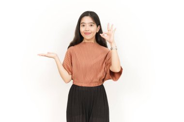 Beyaz arka planda tecrit edilmiş güzel Asyalı Kadın Açık Avuç 'ta Ürünleri Gösterme ve Sunma