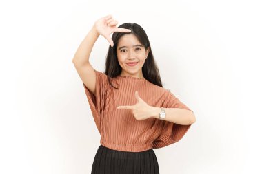 Beyaz arka planda tecrit edilmiş Asyalı Güzel Kadın Elleriyle Çerçeve Yap