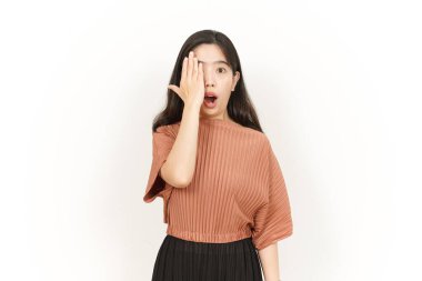 Şok olmuş bir yüz ve beyaz arka planda yalnız bırakılmış güzel bir Asyalı kadının yarım yüzü.