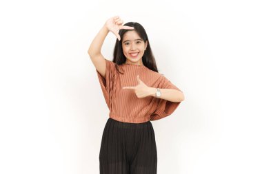 Beyaz arka planda tecrit edilmiş Asyalı Güzel Kadın Elleriyle Çerçeve Yap