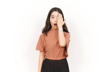 Şok olmuş bir yüz ve beyaz arka planda yalnız bırakılmış güzel bir Asyalı kadının yarım yüzü.