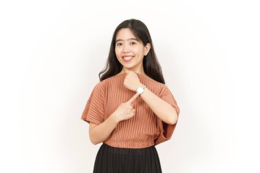 Beyaz arka planda izole edilmiş güzel Asyalı kadını izleyip gülümsemek.