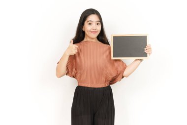 Beyaz zeminde tecrit edilmiş Asyalı Güzel Kadın Karatahtası 'nı gösteriyor, sunuyor ve tutuyor.