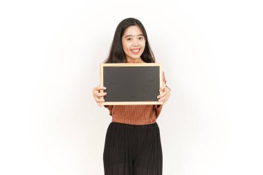 Beyaz zeminde tecrit edilmiş Asyalı Güzel Kadın Karatahtası 'nı gösteriyor, sunuyor ve tutuyor.