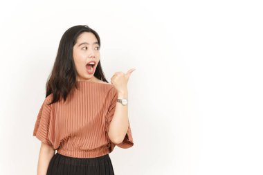 Beyaz arka planda izole edilmiş güzel Asyalı Kadın Başparmağıyla Ürünleri Gösterme ve Gösterme