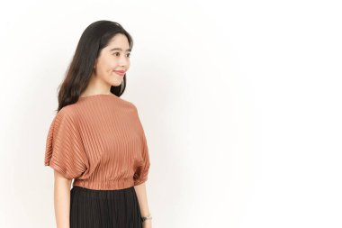 Beyaz arka planda izole edilmiş güzel Asyalı kadının gülümsemesi ve yan görüntüsü