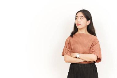 Beyaz arka planda tecrit edilmiş Güzel Asyalı Kadın 'ın Katlanan Kolları ve Ciddi Yüzü