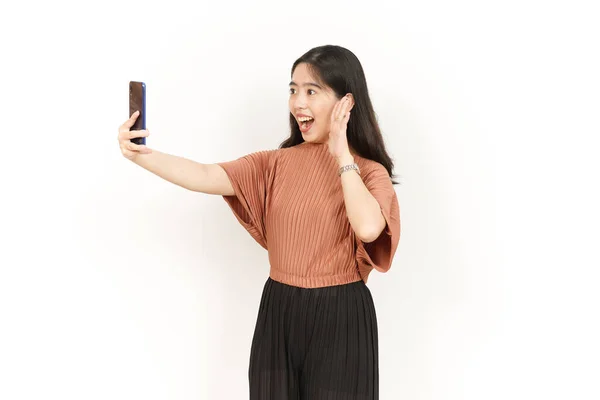 배경에 고립된 아름다운 아시아 여성의 스마트폰 동영상 — 스톡 사진