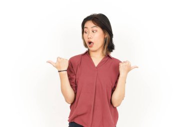 Beyaz Arkaplanda Güzel Asyalı Kadın Başparmaklarıyla İki Ürün Göstermek ve Göstermek