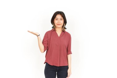 Beyaz arka planda izole edilmiş güzel Asyalı Kadın Açık Avuç İçi Ürünleri sunar ve gösterir