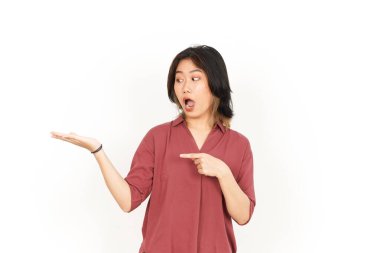 Beyaz arka planda izole edilmiş güzel Asyalı Kadın Açık Avuç İçi Ürünleri sunar ve gösterir