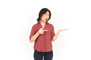 Beyaz arka planda izole edilmiş güzel Asyalı Kadın Açık Avuç İçi Ürünleri sunar ve gösterir