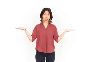 Beyaz arka planda izole edilmiş güzel Asyalı Kadın Açık Avuç 'ta İki Ürün Gösteriliyor