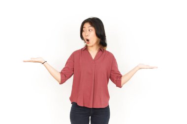 Beyaz arka planda izole edilmiş güzel Asyalı Kadın Açık Avuç 'ta İki Ürün Gösteriliyor