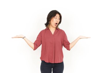 Beyaz arka planda izole edilmiş güzel Asyalı Kadın Açık Avuç 'ta İki Ürün Gösteriliyor