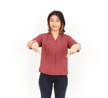 Beyaz arka planda tecrit edilmiş güzel bir Asyalı kadının ürünlerini sunar ve gösterir.