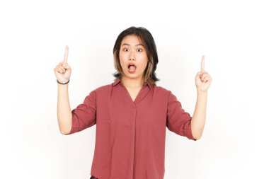 Beyaz arka planda tecrit edilmiş güzel bir Asyalı kadının ürünlerini sunar ve gösterir.