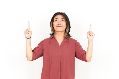 Beyaz arka planda tecrit edilmiş güzel bir Asyalı kadının ürünlerini sunar ve gösterir.