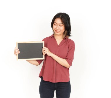 Beyaz zeminde tecrit edilmiş Asyalı Güzel Kadın Karatahtası 'nı gösteriyor, sunuyor ve tutuyor.