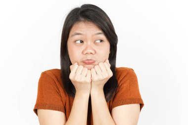 Beyaz arka planda tecrit edilmiş Güzel Asyalı Kadın Kasvetli ve Üzücü