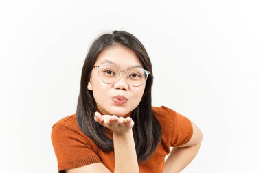 Beyaz arka planda tecrit edilmiş Güzel Asyalı Kadın Öpücüğü