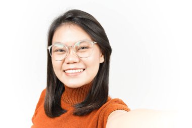 Gülümse ve beyaz arka planda tecrit edilmiş güzel bir Asyalı kadının özçekimini çek.