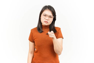 Beyaz arka planda tecrit edilmiş Asyalı Güzel Kadın 'ın Kızgın ve Gösterişli Kamerası