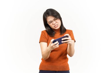 Smartphone 'da oyun oynamak ve beyaz arka planda izole edilmiş güzel Asyalı kadın oyununu kaybetmek.