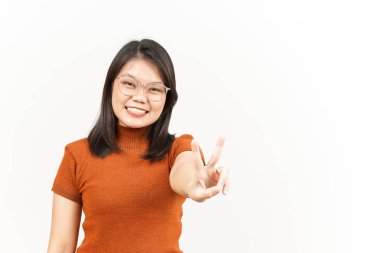 Beyaz arka planda tecrit edilmiş Güzel Asyalı Kadın Barış işareti gösteriliyor