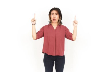 Beyaz arka planda tecrit edilmiş güzel bir Asyalı kadının ürünlerini sunar ve gösterir.