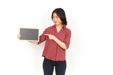 Beyaz zeminde tecrit edilmiş Asyalı Güzel Kadın Karatahtası 'nı gösteriyor, sunuyor ve tutuyor.