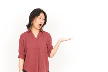 Beyaz arka planda izole edilmiş güzel Asyalı Kadın Açık Avuç İçi Ürünleri sunar ve gösterir