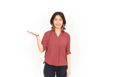 Beyaz arka planda izole edilmiş güzel Asyalı Kadın Açık Avuç İçi Ürünleri sunar ve gösterir