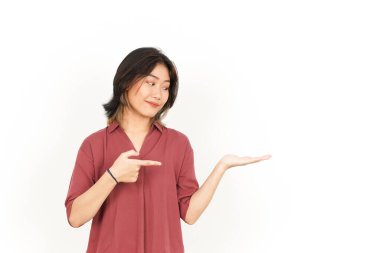 Beyaz arka planda izole edilmiş güzel Asyalı Kadın Açık Avuç İçi Ürünleri sunar ve gösterir