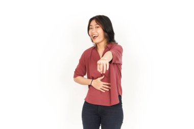 Seni işaret eden ve beyaz arka planda yalnız bırakılmış güzel Asyalı kadının gülüşü.