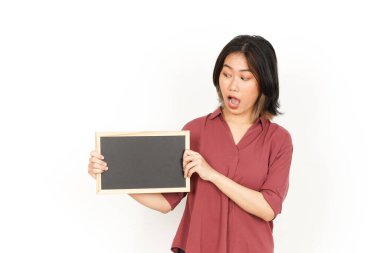 Beyaz zeminde tecrit edilmiş Asyalı Güzel Kadın Karatahtası 'nı gösteriyor, sunuyor ve tutuyor.