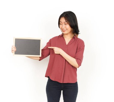 Beyaz zeminde tecrit edilmiş Asyalı Güzel Kadın Karatahtası 'nı gösteriyor, sunuyor ve tutuyor.