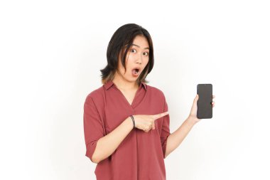 Beyaz Arkaplanda İzole Edilmiş Güzel Asyalı Kadın 'ın Boş Ekran Telefonundaki Uygulamaları ve İlanlarını Gösterme ve Sunma