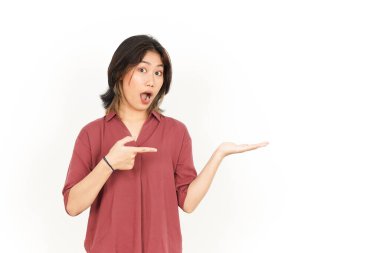 Beyaz arka planda izole edilmiş güzel Asyalı Kadın Açık Avuç İçi Ürünleri sunar ve gösterir