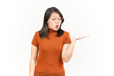 Beyaz arka planda tecrit edilmiş güzel Asyalı Kadın Açık Avuç 'ta Ürünleri Gösterme ve Sunma