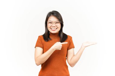 Beyaz arka planda tecrit edilmiş güzel Asyalı Kadın Açık Avuç 'ta Ürünleri Gösterme ve Sunma