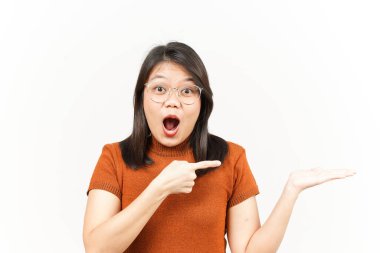 Beyaz arka planda tecrit edilmiş güzel Asyalı Kadın Açık Avuç 'ta Ürünleri Gösterme ve Sunma