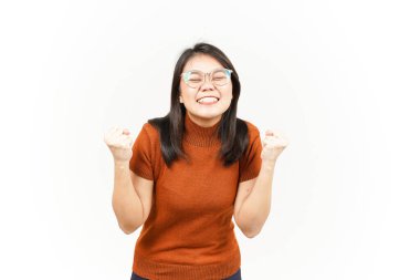 Evet, beyaz arka planda tecrit edilmiş güzel bir Asyalı kadının heyecanlı hareketi.