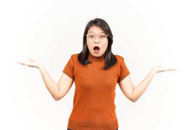 Beyaz arka planda izole edilmiş güzel Asyalı Kadın Açık Avuç 'ta İki Ürün Sunar ve Gösterir