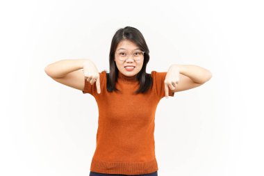 Beyaz arka planda izole edilmiş Güzel Asyalı Kadın 'ın Ürünleri ve Gösterimi